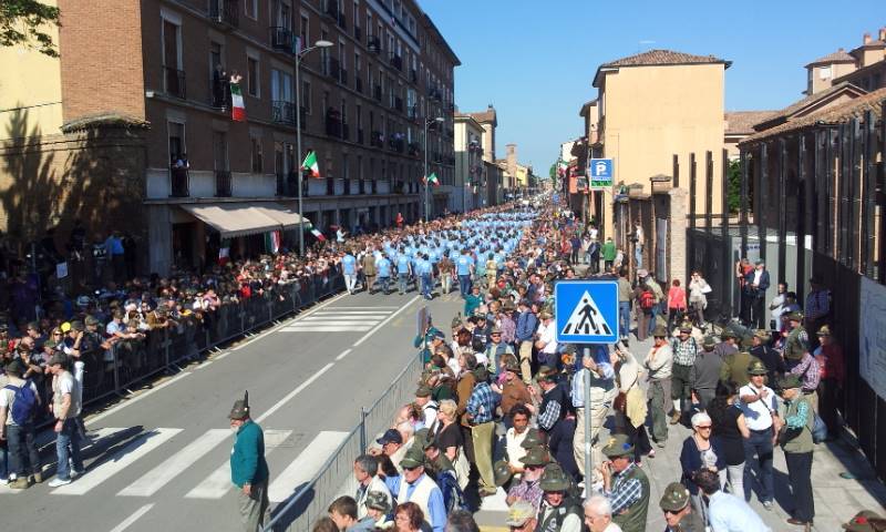 Adunata-Nazionale-Alpini-2013-a-Piacenza-la-sfilata-37.jpg